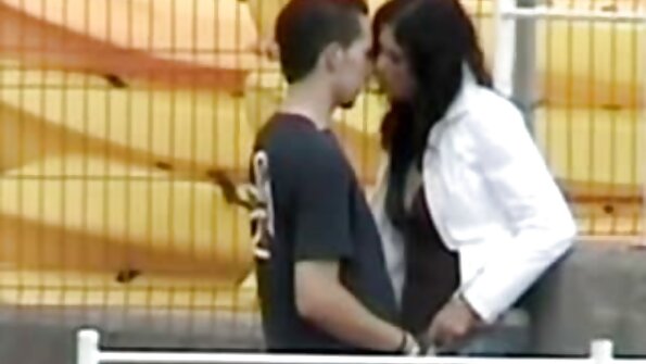 Азіатська шмара, покурюючи секс відео безкоштовно сигарету, відсмоктує член коханця, позуючи перед камерою.